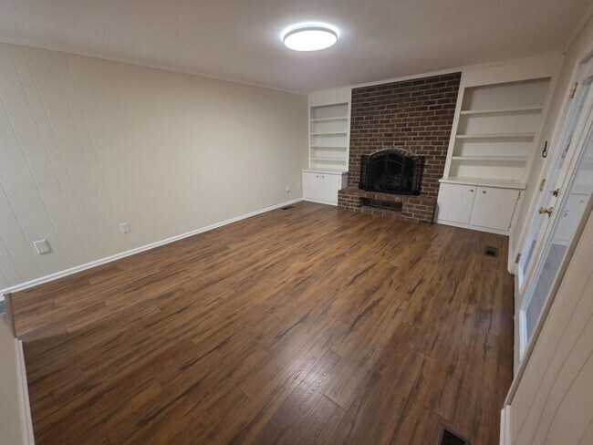 Building Photo - 212 Stratford Dr