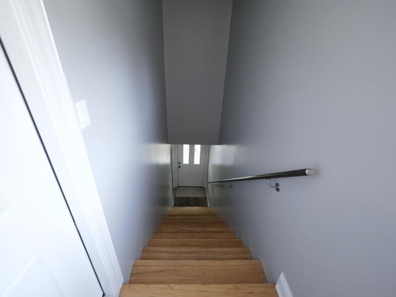 Building Photo - 6812 N Wolcott Ave