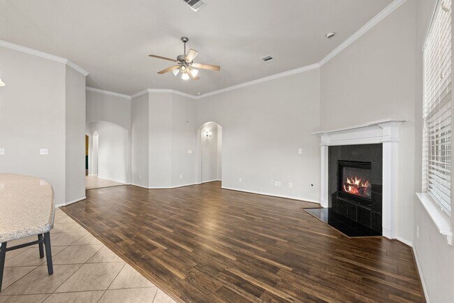 Building Photo - Spacious Home on Oversized Lot in Fort Ben...