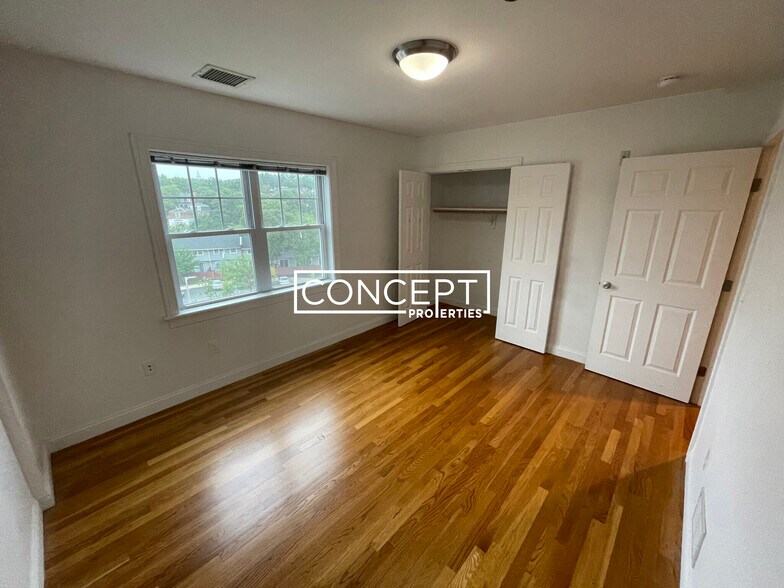 Building Photo - 53 Circuit St