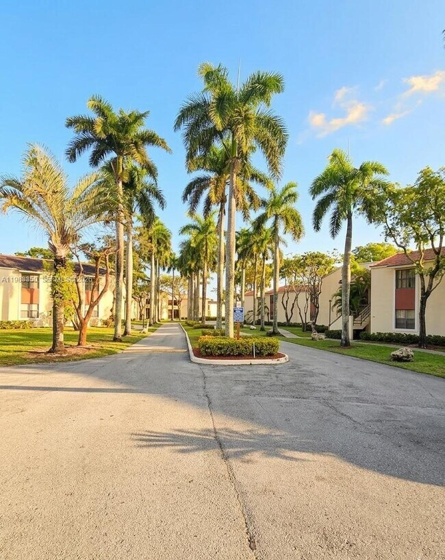 Building Photo - 20130 NE 3rd Ct