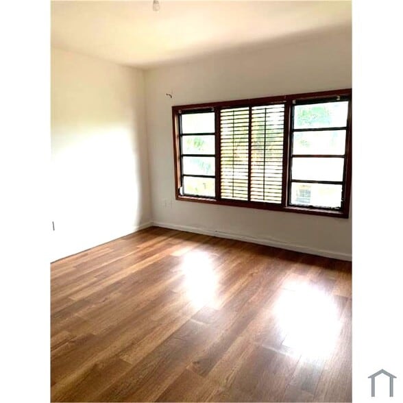 Building Photo - 1326 W 38th Pl