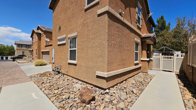 Building Photo - Spacious 3 bedroom Town home in Henderson!!!
