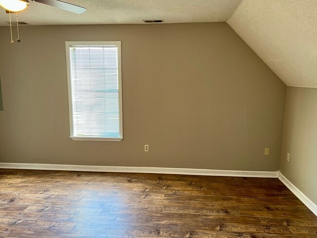 Building Photo - FOR RENT - 4 BR, 2 BA!