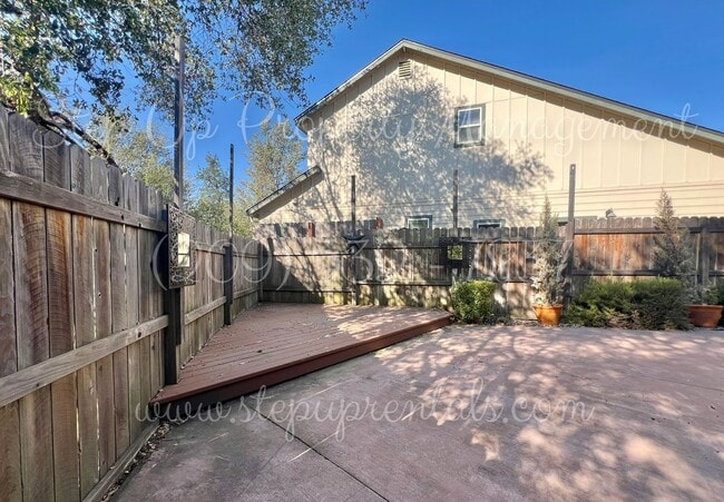 Building Photo - Elegant and Spacious 3-Bedroom Home with Modern Upgrades!