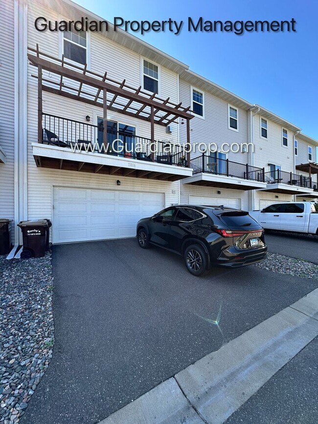 Building Photo - Champlin Town Home, Fireplace, 2 Car Garag...