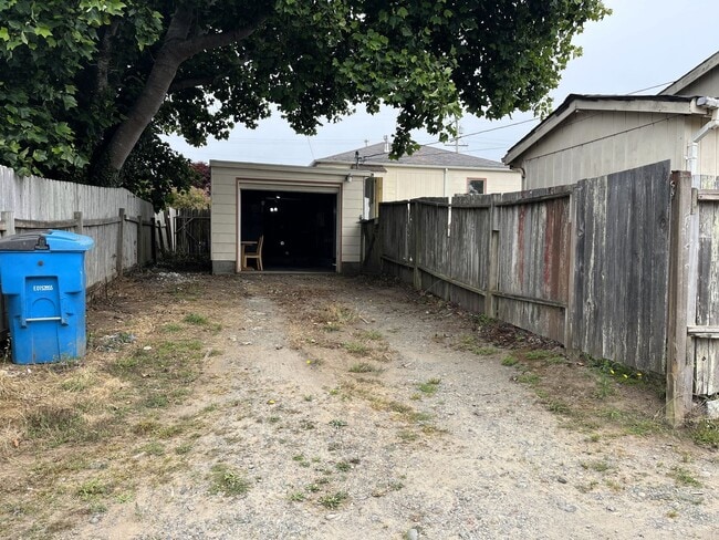 Building Photo - Pet-Friendly 2/1 Eureka Home With Large Ya...