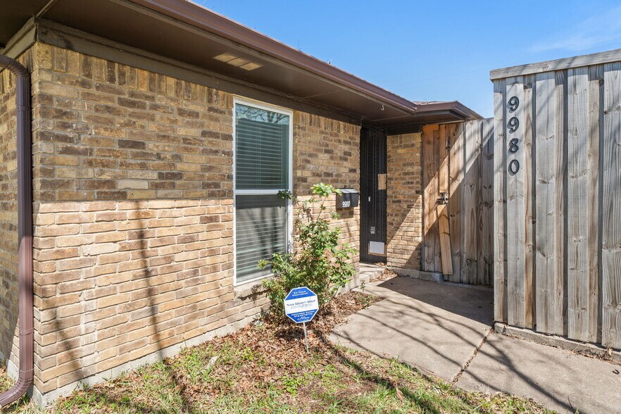 Building Photo - 9980 Brockbank Dr