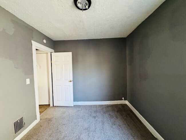 Building Photo - 2816 E 125th St