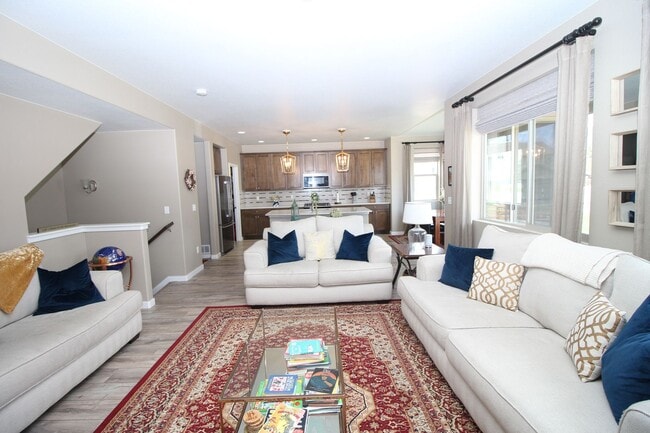 Building Photo - Amazing 4bdrm home in Forest Lakes