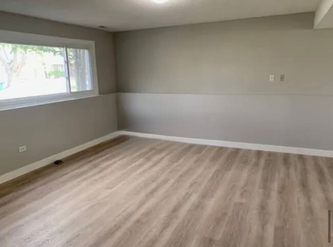 Building Photo - 4BR/2BA Eden Prairie Home In Cul De Sac Available 6/1 !