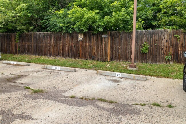 Building Photo - Bright & Updated 2 Bed Rental – Move-In Re...