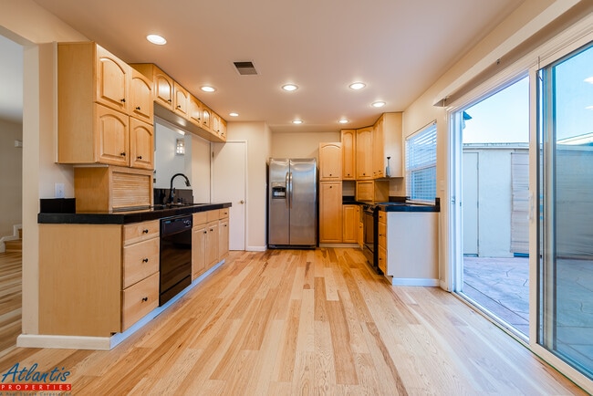 Building Photo - 421 Velasco Dr