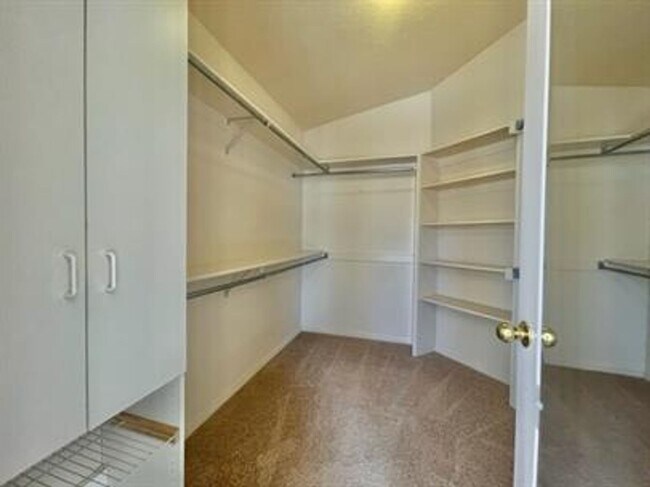 Building Photo - Bloomington Beauty!  6 month lease