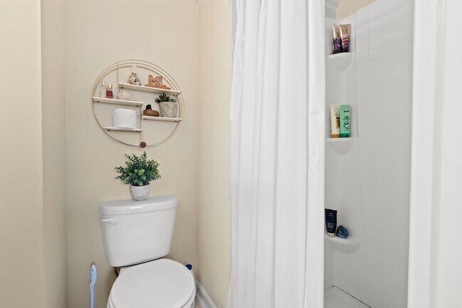 Building Photo - Townhouse in Chapel Hill