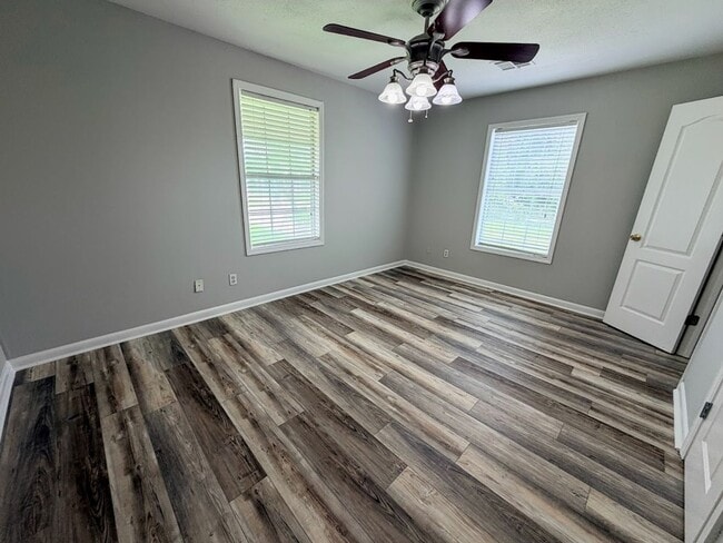 Building Photo - Updated 2 bedroom/1.5 bathroom home in Lake Charles with a large bonus room!
