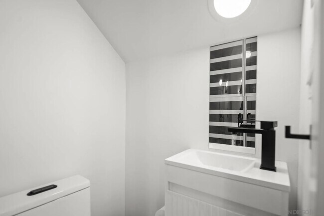Building Photo - 1021 E Avenue Unit