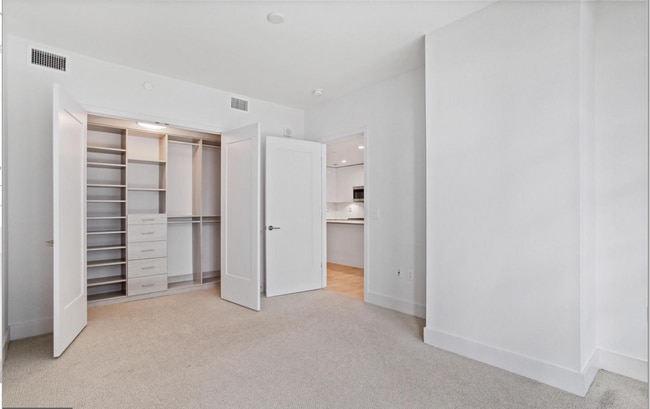 Building Photo - 1 Bed Plus Den 1 Bath! Pets Welcome! Pool!