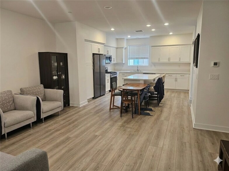 Building Photo - 11737 Florence Ave