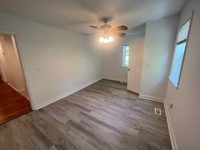 Building Photo - 702 Delevan St