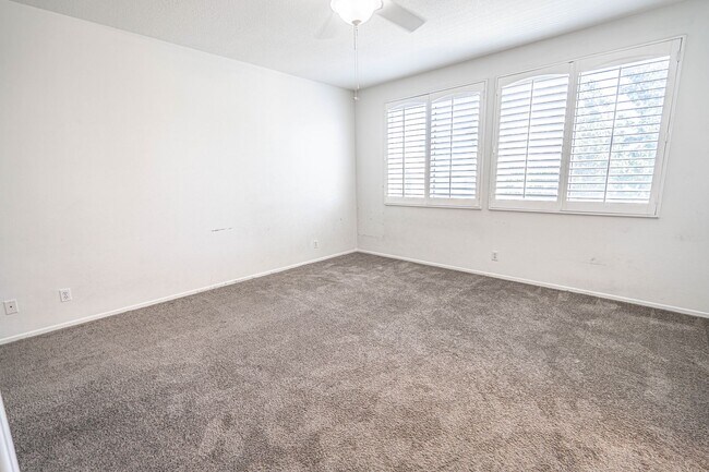 Building Photo - 4 Bedroom Oaklane Townhome in Santa Clarita!