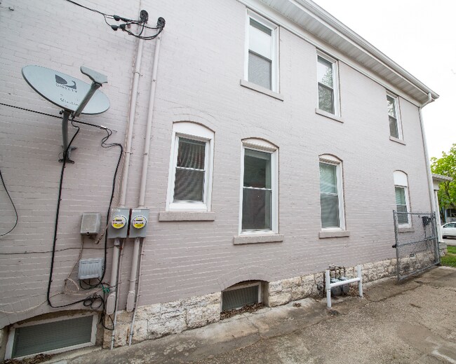 Building Photo - 2221 Benton St