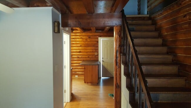 Building Photo - Duplex 2 bedroom 1 bath