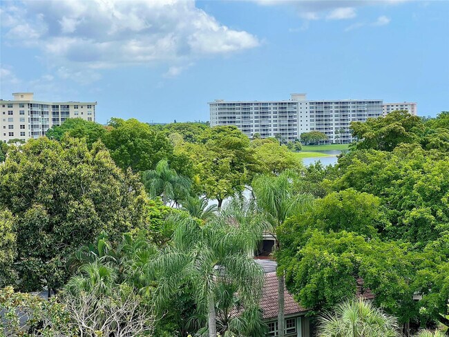 Building Photo - 3000 N Palm Aire Dr