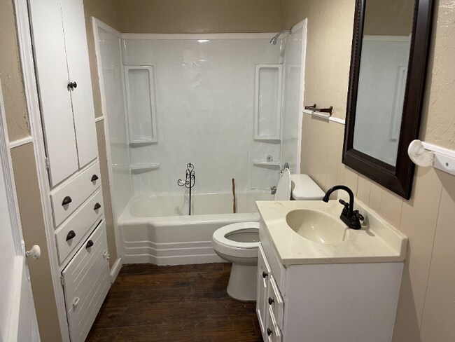 Building Photo - 1811 Bolivar St