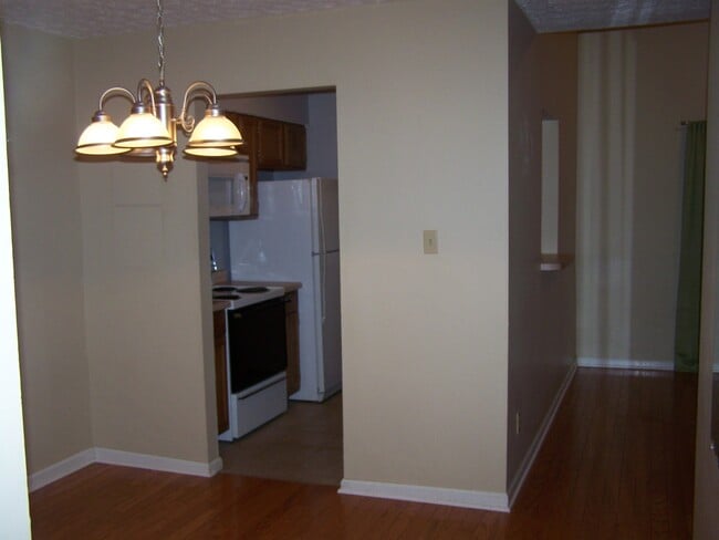 Building Photo - 2 Bath townhouse with hardwood floors and ...
