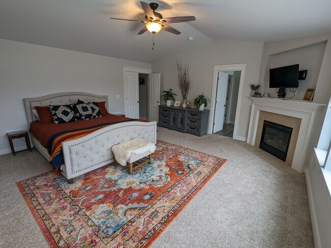Building Photo - Large 3BD plus bonus rm and den