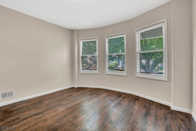 Building Photo - 142 Seymour Ave