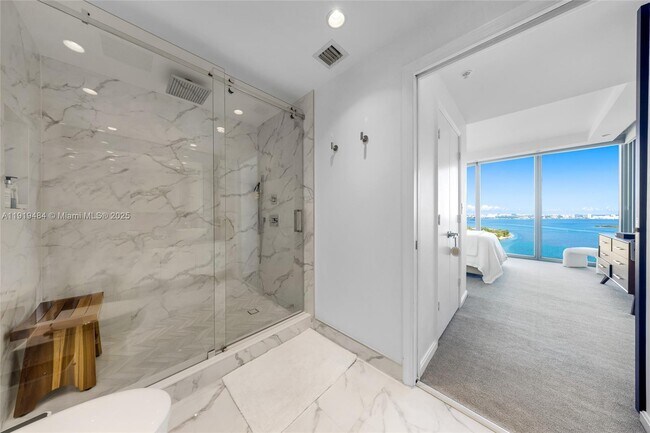 Building Photo - 601 NE 36th St