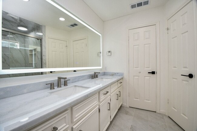 Building Photo - 11615 Trailmont Dr