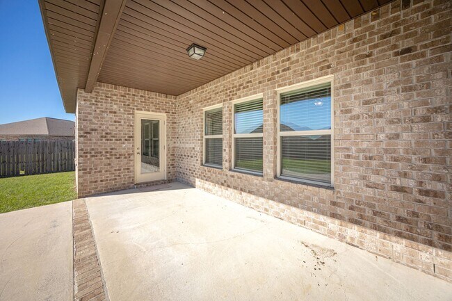 Building Photo - Beautiful 4 Bedroom 3 Bath Home!