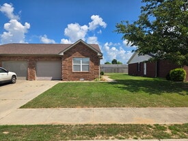 Building Photo - 817 Emma Dr