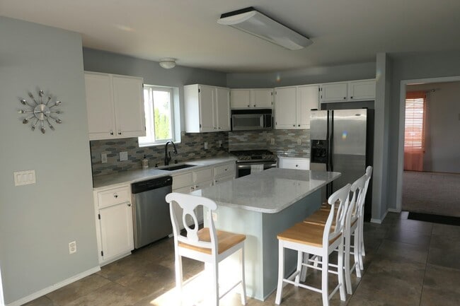 Building Photo - 888 Harper Dr