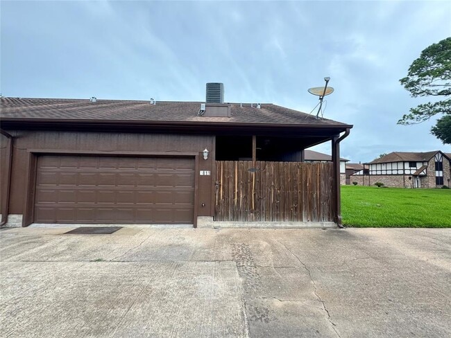 Building Photo - 3811 Vista Rd