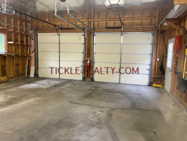 Building Photo - 3 Bedroom Ranch - Huge Garage - Fenced Yard
