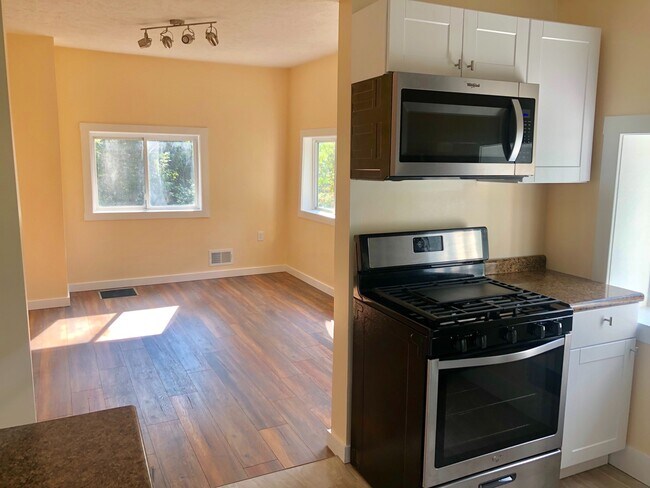 Building Photo - 3 bedroom in Beechview!