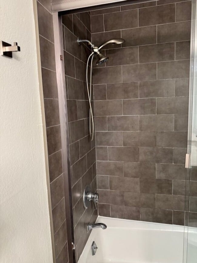 Building Photo - Steps from Alamitos Beach! Modern 1 bed 1 ...