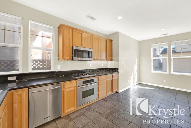 Building Photo - 8388 Bennington Ct