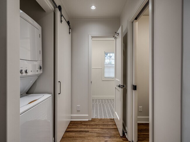 Building Photo - Luxury Living in the Heart of Tulsa