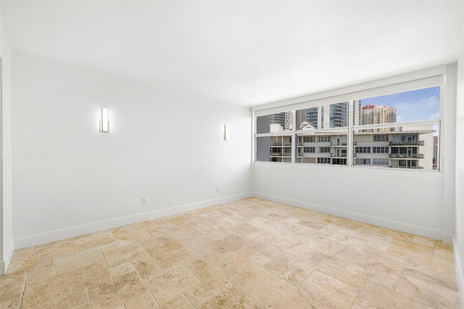 Building Photo - 1420 Brickell Bay Dr