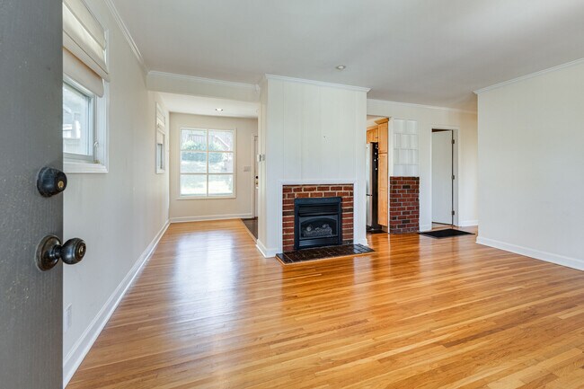 Building Photo - 2104 15th Ave S