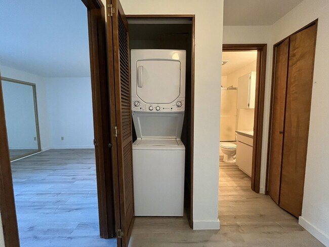 Building Photo - Spacious 2BD/1.5BA Ground-Floor Apartment with Spacious Bedrooms & Modern Kitchen Layout