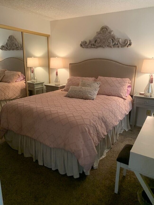 Building Photo - WELL MAINTAINED 2 BR, 2 BA TOWNHOME BY VAN MALL AREA!