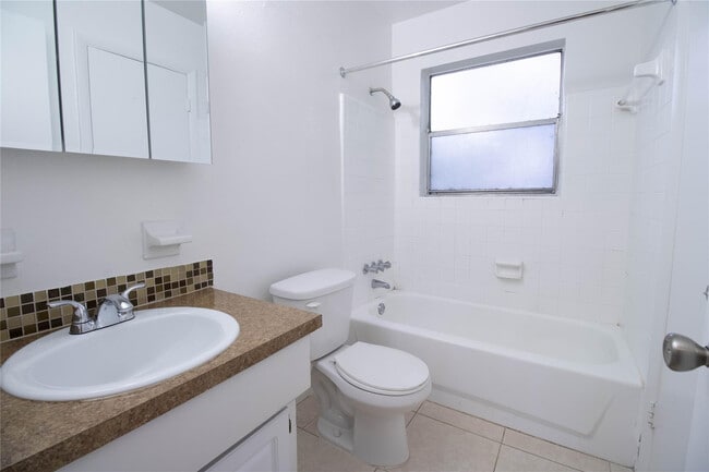 Building Photo - 400 SW 7th Ave