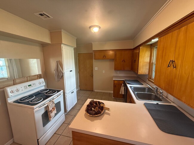 Building Photo - Stunning 3 bedroom, 1.5 Bath in Tulsa