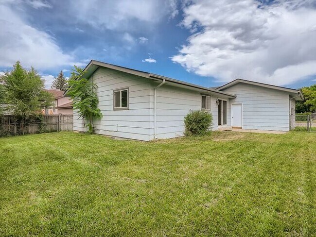 Building Photo - 3 Bedroom/2 Bathroom Ranch Home with 2 car...